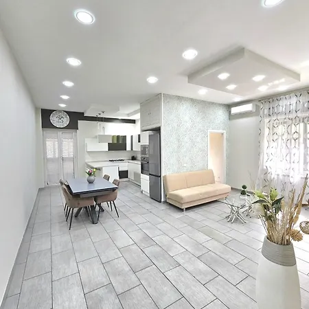 Cidemi House 公寓 *
